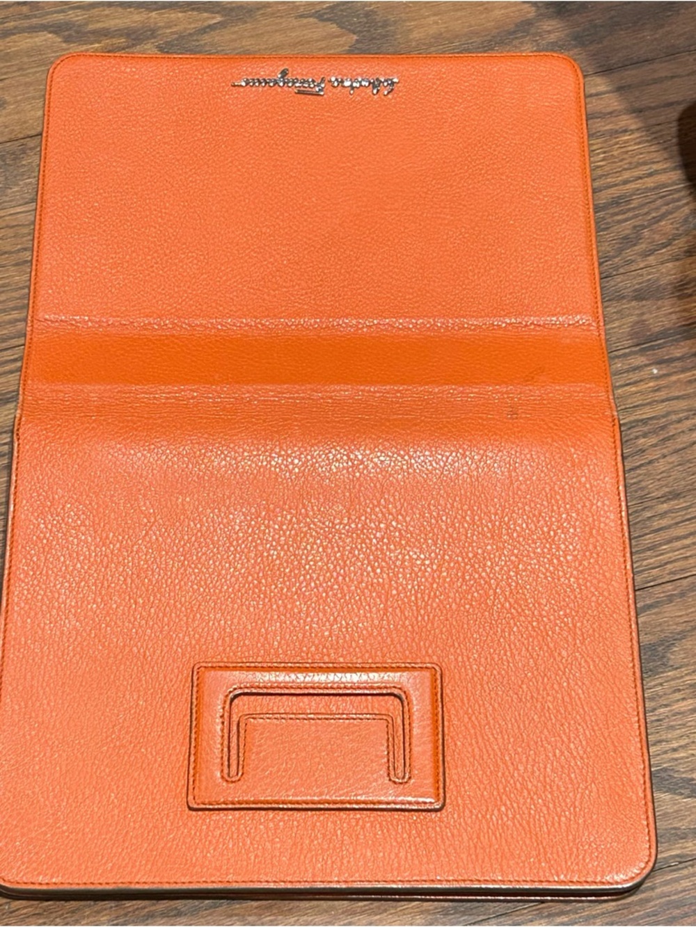 Salvatore Ferragamo Orange Leather iPad case
Serial number KD-22B420 - Picture 8 of 9
